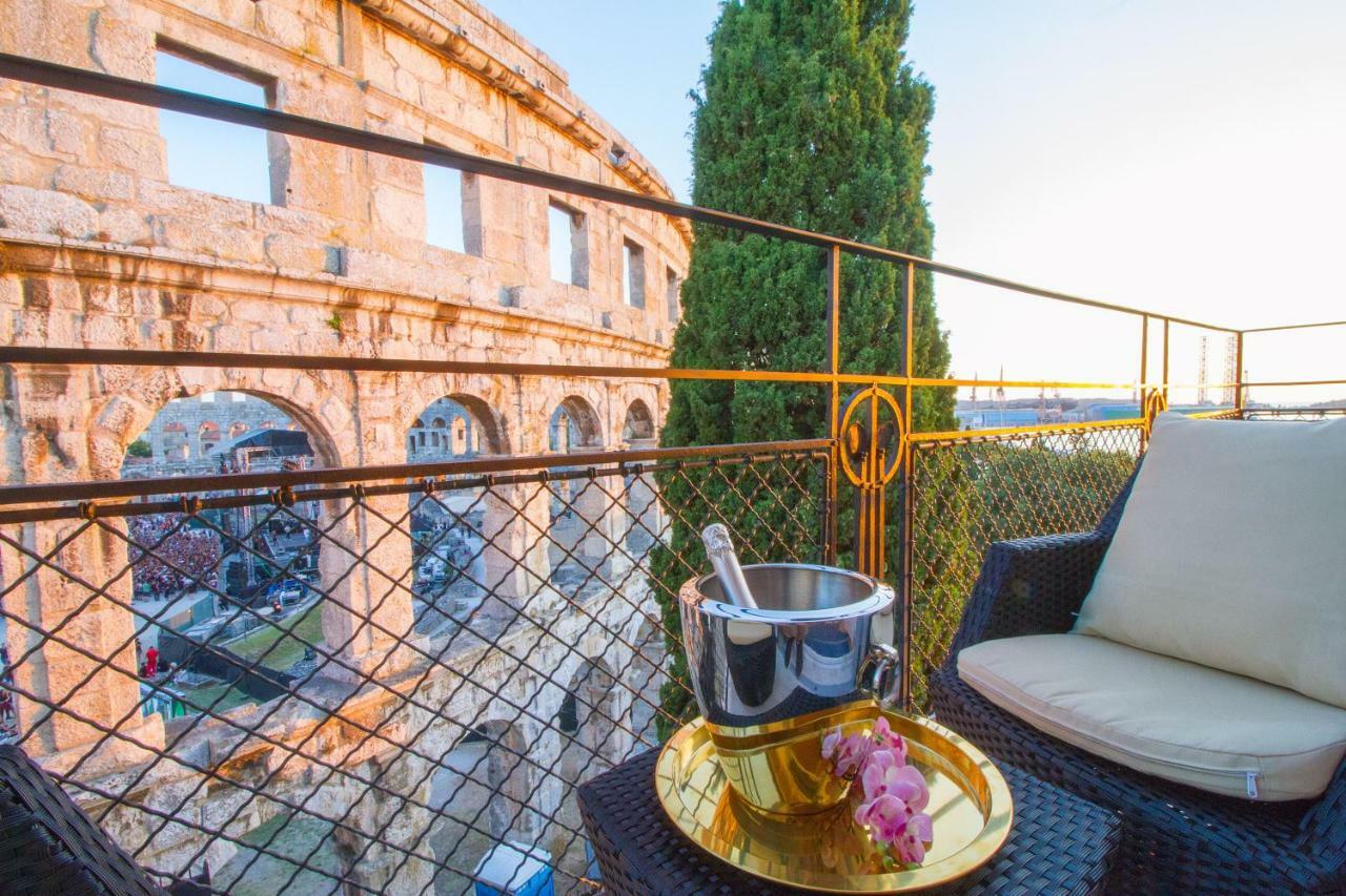Arena & Seaview Luxurious Residence Пула Екстериор снимка