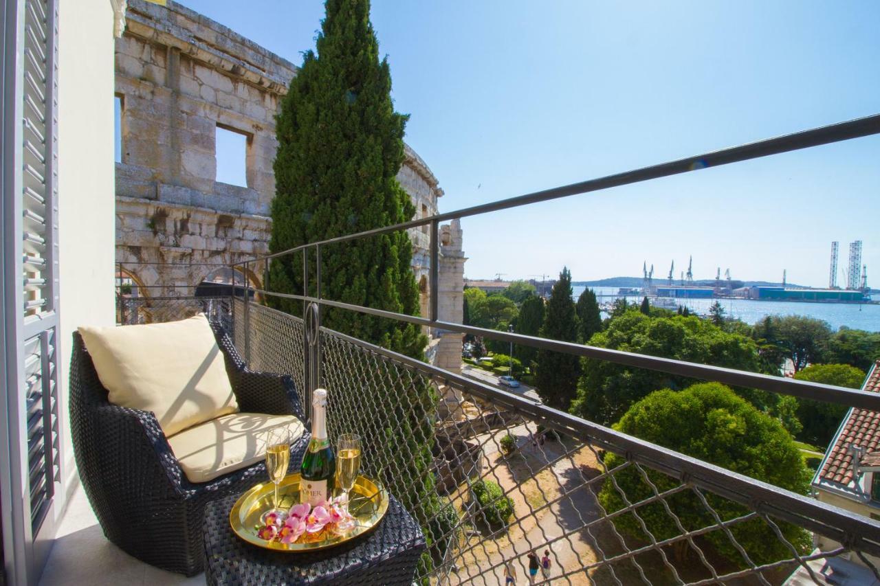 Arena & Seaview Luxurious Residence Пула Екстериор снимка