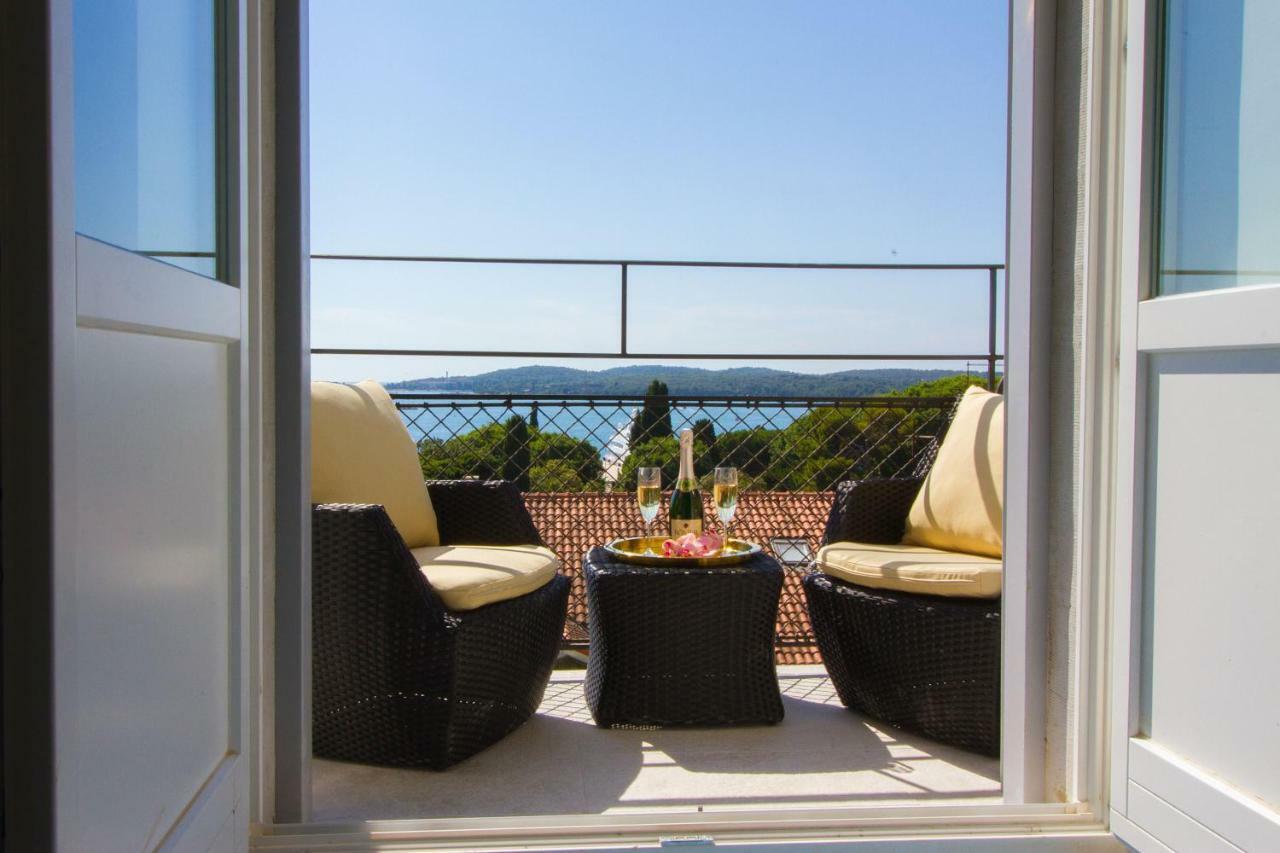 Arena & Seaview Luxurious Residence Пула Екстериор снимка