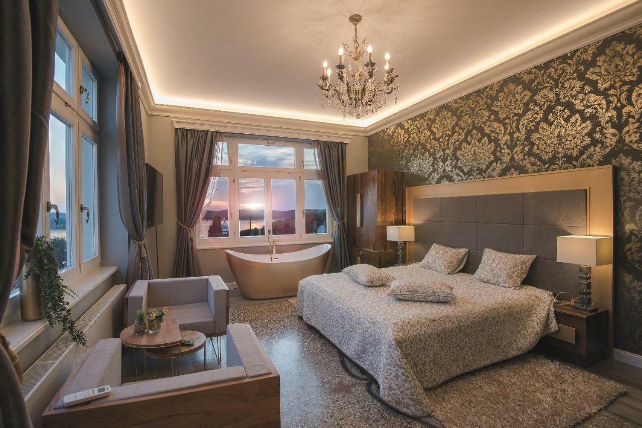 Arena & Seaview Luxurious Residence Пула Екстериор снимка