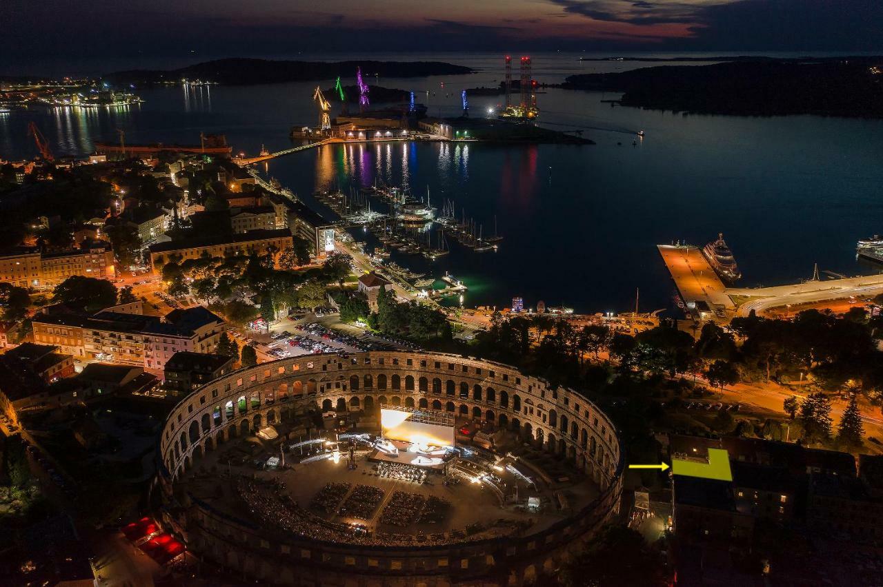 Arena & Seaview Luxurious Residence Пула Екстериор снимка